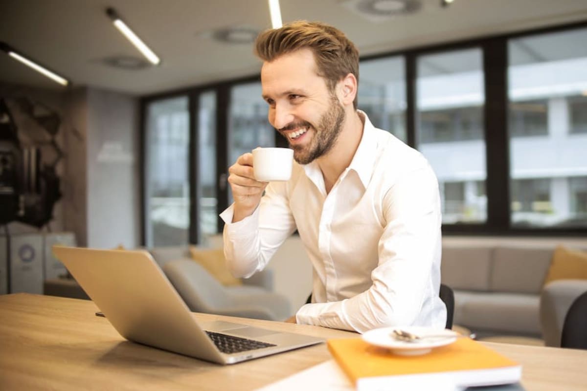 Por que é recomendado que homens com mais de 40 anos bebam café?