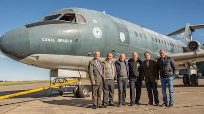 Los hombres de la epopeya silenciosa. Suboficiales que actuaron durante las acciones de combate volando Fokker. De izquierda a derecha, Ramón Fossati, Juan Carlos Hidalgo (herido en el aeropuerto de las Islas Malvinas), Hugo Turoni, Roberto Ricci, Daniel Cazaubon y Silvio Benegas. (Gentileza de Christian Favalessa).
