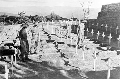 Los hombres del Regimiento Royal West Kent rinden homenaje en silencio a los camaradas que cayeron en la Batalla de Kohima, en noviembre de 1945
