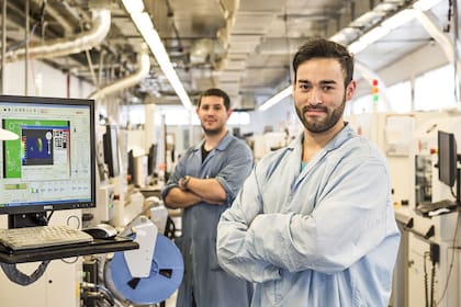 Los hombres detrás de las máquinas