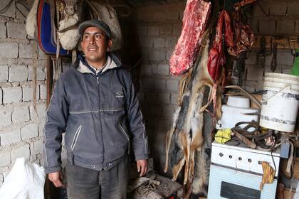 Rubén Huentemil vive solo en Ojos de Agua