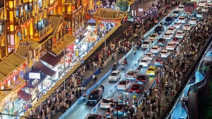 Los hombres intentan conocer mujeres en la concurrida Chongqing.