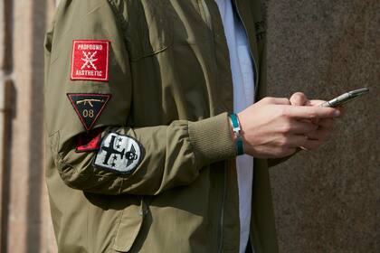 Los hombres pueden reciclar su campera vintage con escudos y parches que le den nueva vida