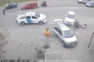 Escapaba de la Policía, dio marcha atrás con el auto y atropelló a dos personas que cargaban garrafas