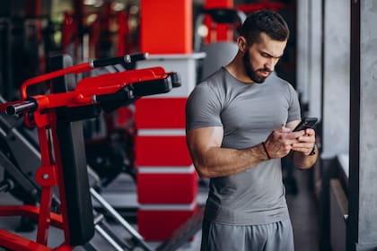 Los hombres suelen presentar una musculatura facial más fuerte o hipertónica, por lo que frecuentemente necesitan dosis mayores y una planificación diferente de los puntos de aplicación