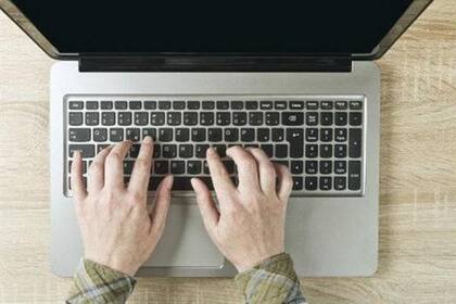 Los hombres teclean más rápido que las mujeres