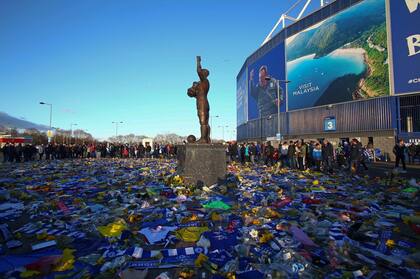 Los homenajes a Emiliano Sala, frente al estadio de Cardiff.