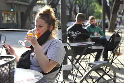 Los horarios de los bares palermitanos (como 3 Monos en la foto) han cambiado, y no es dificil encontrarlos llenos cualquier día de semana