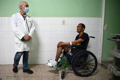 Los hospitales de Cuba están desabastecidos, por lo que los pacientes deben conseguir por su cuenta desde medicamentos hasta insumos básicos como guantes o jeringas.