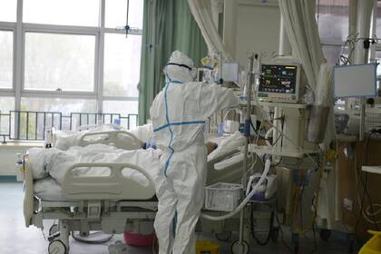 Los hospitales de Wuhan trabajan bajo normas estrictas de seguridad
