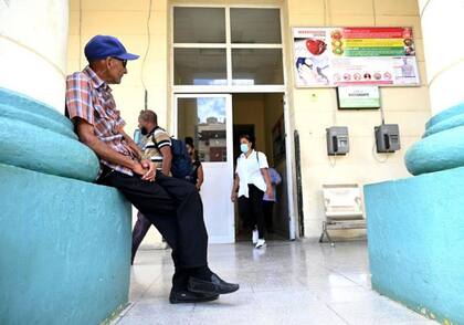Los hospitales tienen problemas para diagnosticar debido a la escasez, por lo que la mayoría de cubanos prefiere quedarse en casa y esto dificulta saber la cifra real de contagios y la incidencia de cada una de las enfermedades.