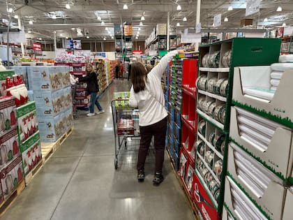 Los hot dogs de Costco por US$1,50 se convirtieron en un emblema de los patios de comida de la cadena (AP foto/David Zalubowski)