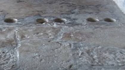 Los hoyos con tapones en el piso del Templo de las Inscripciones fueron encontrados por Blom y explorados por Ruz (Foto: INAH)