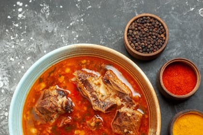 Los huesos de la carne que se utilice son importantes porque aportan mucho sabor, señala en Laorusse Cocina