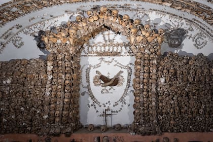 Los huesos de unos 3500 frailes capuchinos se exhiben en las criptas del convento jutno a la iglesia Santa Mara della Concezione