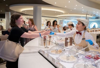 Los huéspedes disfrutan de un helado en el Jean-Philippe Maury Chocolate Cafe a bordo del nuevo barco