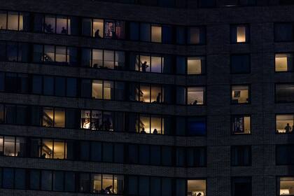 Los huéspedes que se alojen en el hotel JW Marriott miran desde sus habitaciones mientras se celebra un mitin a favor de Trump en Freedom Plaza el 5 de enero de 2021 en Washington, DC