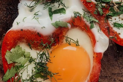 Los huevos con verduras son una buena opción de desayuno