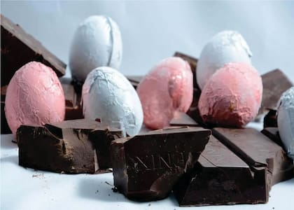 Los huevos de Pascua rellenos de helados son una innovación que invita a renovar el sabor típico del rito de las Pascuas. (Oquio estudio)