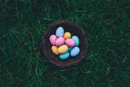 Los huevos de Pascua se pintan de colores llamativos y se esconden en jardines