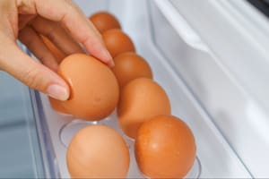 ¿Los huevos deben ser guardados en la heladera o por fuera?
