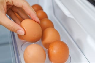 ¿Los huevos deben ser guardados en la heladera o por fuera?