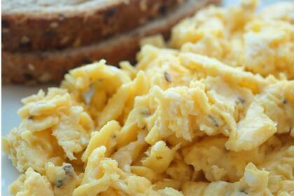 Los huevos revueltos con espinaca son una opción recomendada para incorporar al desayuno (Foto: Canva)