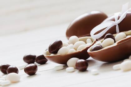 Los huevos se pueden hacer en casa con chocolate templado o baño de repostería