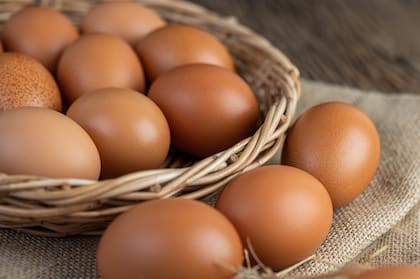 Los huevos son una fuente asequible y rica de proteínas de alta calidad y micronutrientes esenciales como la vitamina A, hierro, vitamina D, y colina