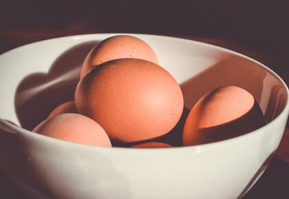 Los huevos son una gran fuente de biotina que estimula el crecimiento del cabello al aumentar la producción de queratina