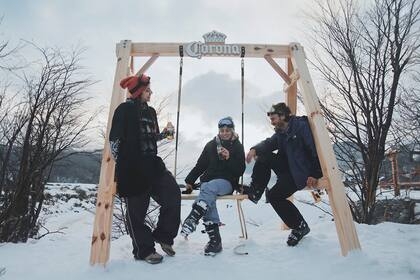 Los Ice Bars son espacios donde los esquiadores pueden sumergirse en una experiencia que fusiona la atmósfera invernal con la música de los Corona Sunsets.