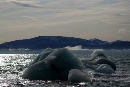 Los icebergs flotan a la deriva en las inmediaciones de los glaciares de la región