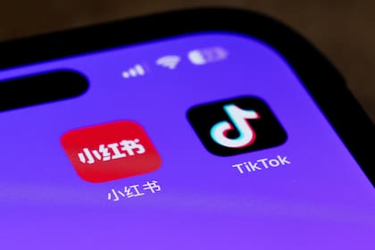 Los iconos de las aplicaciones para teléfonos inteligentes Xiaohongshu y TikTok se muestran en la pantalla de un teléfono en Beijing, el martes 14 de enero de 2025. (AP Photo/Andy Wong)