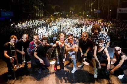 Los IKV, con equipo completo, posan al cierre de su show en Córdoba