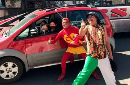 Los imitadores trabajan en la peatonal limpiando vidrios