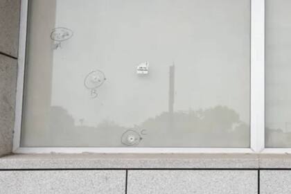 Los impactos de bala en una de las ventanas