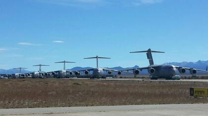 Los imponentes Boeing C 17, en el aeropuerto de Bariloche