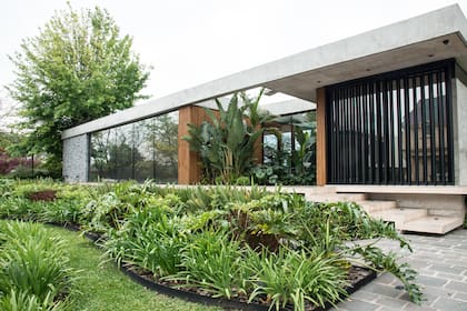 Los imponentes canteros logran anclar la casa en el terreno y contenerla en perfecta escala. La plantación es en grada, con las más altas atrás y las más bajas adelante.
Paisajismo: Cecilia Grant y Sabrina Martin