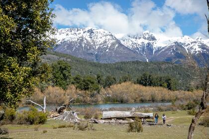 Los imponentes cerros cerros Bastión, de 2063 m, y Ventisqueros, de 2298 m son protagonistas del paisaje