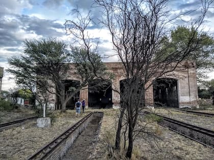 Los imponentes talleres ferroviarios de Hucal aun se mantienen en pie. El censo de 1942 registró su máximo poblamiento: 306 habitantes en el ámbito urbano y 813 en el rural, lo que hace un total de 1.119 habitantes.