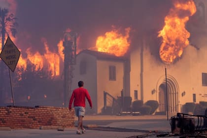 Los incendios Eaton y Palisades causaron la pérdida del trabajo de varios latinos en Los Angeles, California (Chris Pizzello/AP)