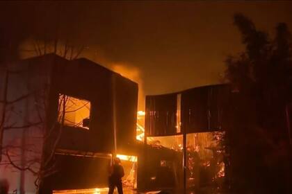 Los incendios en California han arrasado miles de hectáreas, dejando un paisaje desolador en áreas residenciales y naturales