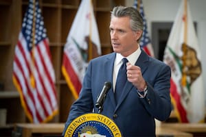 El reclamo de Gavin Newsom a las aseguradoras: qué pasará con los pagos y qué dice la ley estatal