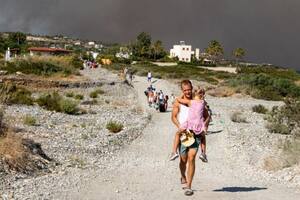 Las impactantes imágenes de los incendios en la isla de Rodas que obligaron a evacuar a miles de turistas