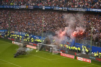 Los incidentes de los hinchas de Hamburgo, que descendió por primera vez en su historia