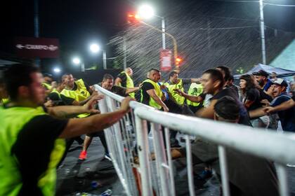 Los Incidentes entre el personal de seguridad y el público, en las inmediaciones del estadio de Racing Club