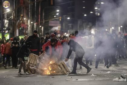 Los incidentes entre hinchas de Independiente y la policía, afuera de la sede donde se realizaba una asamblea de comisión directiva, y que sirvió de detonante para fijar la fecha de elecciones