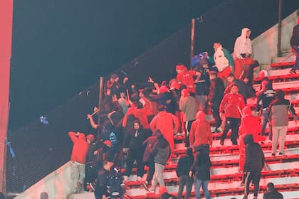 Los incidentes entre hinchas de la U. de Chile y de Independiente dejaron cientos de detenidos y decenas de heridos