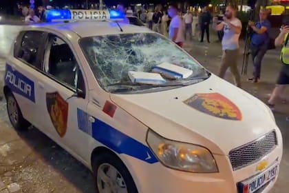 Los incidentes entre los hinchas de Feyenoord, los de Roma y la policía no fueron menores en la capital de Albania; así quedó un patrullero.
