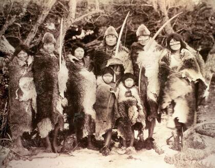 Los indios patagónicos tehuelche, selknam y kawésqar eran una rareza, por lo que fueron fotografiados, medidos, pesados y obligados a "actuar" a diario, entre 1878 y 1900.